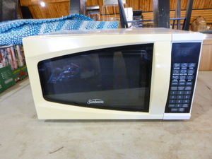 lot 39 image: Sunbeam Countertop Microwave