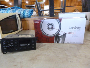 lot 40 image: Car Radio and Speakers