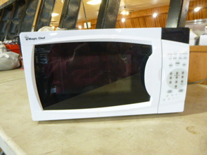 lot 50 image: Magic Chef Countertop Microwave Oven