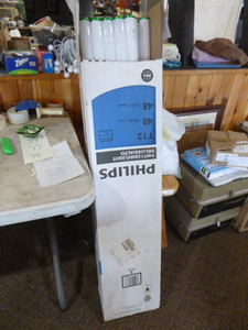 lot 77 image: Case of Phillips Fluorescent Light Bulbs
