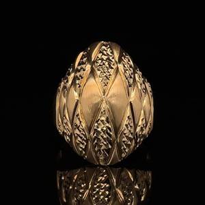 Captivating Vintage Scalloped Checkerboard Diamond-Cut Estate Ring in Solid Yellow Gold