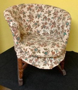 lot 49 image: Childs Wicker Rocking Chair