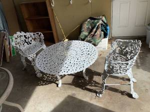 lot 204 image: Garden Table & Chairs