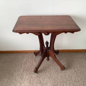 lot 194 image: Small Vintage Table