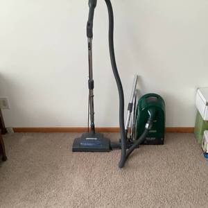 lot 191 image: Oreck Vacuum Cleaner