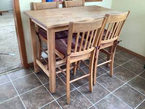 lot 197 image: High top Kitchen table w 4 Chairs