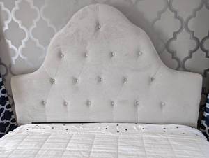 Elegant Queen Tufted Upholstered Bed