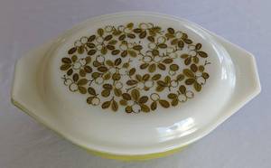 Pyrex Verde Green Covered Casserole Dish