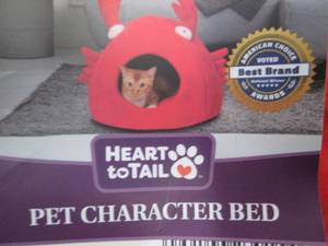 lot 49 image: Heart to Tail Crab Pet Bed...