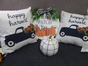 lot 98 image: 2 Pillows & 2 Dcor Items...