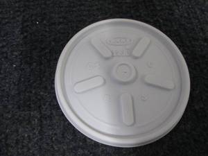lot 170 image: Case of 1000 Dart Vented Lids Retai...