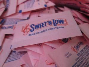 lot 210 image: Case of 2000 pks Sweet N Low...