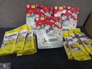 lot 272 image: 3 Snacky Snowman Cat Toys, 8- 3 oz ...