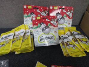 lot 273 image: 3 Snacky Snowman Cat Toys, 8- 3 oz ...