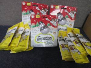 lot 274 image: 3 Snacky Snowman Cat Toys, 8- 3 oz ...