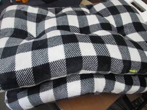 lot 277 image: Large Plaid Dog Bed  hole in corner...