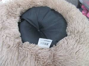 lot 292 image: Vibrant Life Plush Pet Bed...