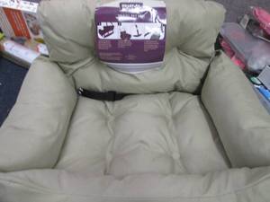 lot 301 image: Heart to Tail Travel Pet Bed...
