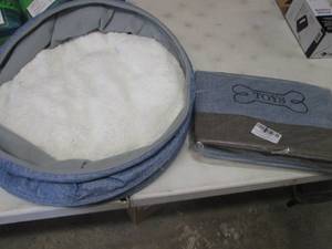 lot 307 image: Pet Toy Bin & Bed...