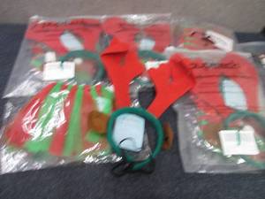 lot 327 image: 5 Pupteck Christmas Pet Outfits...