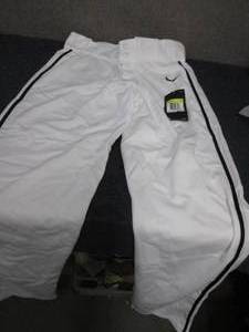 lot 400 image: 10 Pr Nike Mens Small White with Bl...