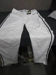 lot 402 image: 10 Pr Nike Mens Small White with Bl...