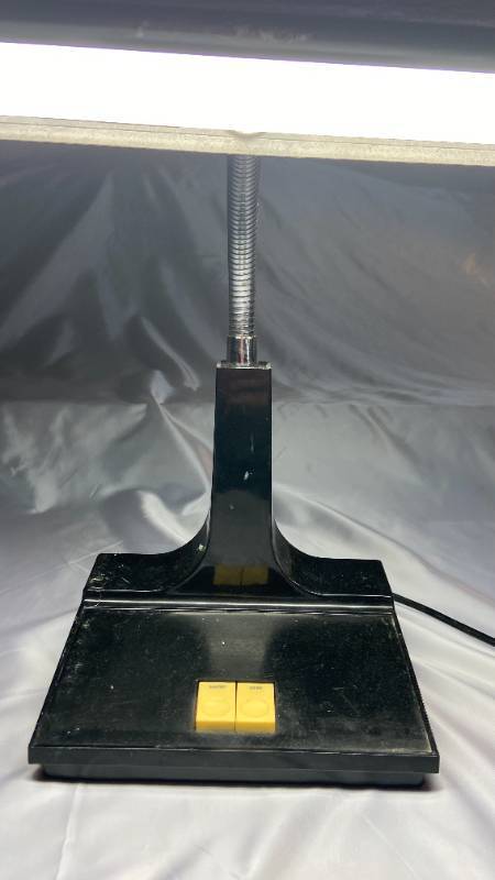 lot 15 image: Fluorescent Office Light
