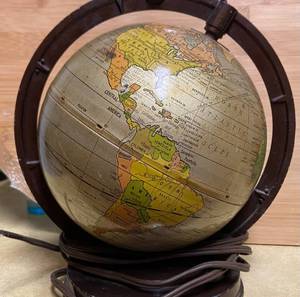 lot 6 image: 11 All Metal Globe Lamp