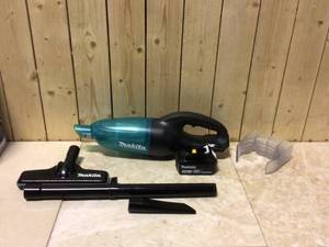 lot 28 image: 18-Volt LXT Lithium-ion Handheld Cordless Vacuum (Tool-Only) by Makita