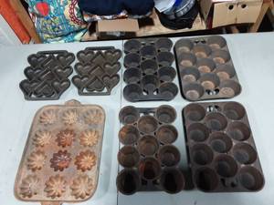 lot 27 image: 7-Cast Iron Corn Bread Pans (1-Wagnerware & 1-Griswold)