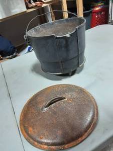 lot 32 image: Footed Cauldron And Lid