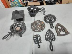 lot 34 image: Cast Iron Trivets & Oil Lamp Bracket