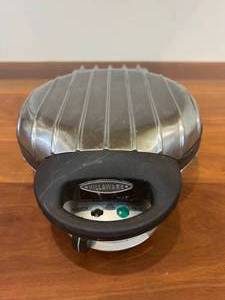 lot 13 image: Vintage Villaware Waffle Tone Waffle Maker