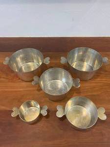 lot 23 image: Darling&nbspRARE SET VINTAGE FRANCE CORDON BLEU SOUFFLE SAUCE PANS HEART SHAPE HANDLES BON GOURMET - EVEN MORE RARE SPECTACULAR CONDITION