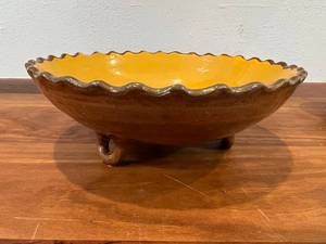 lot 26 image: Antique Pottery Footed Bowl & Baking Cups