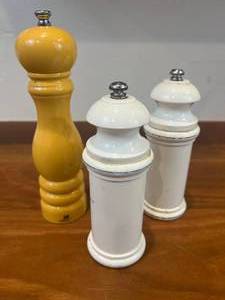 lot 28 image: RARE YELLOW PEUGEOT PEPPER MILL PLUS VINTAGE&nbspFLETCHERS MILLPROVENCAL HANDMADE FRENCH SALT & PEPPER GRINDERS MILL