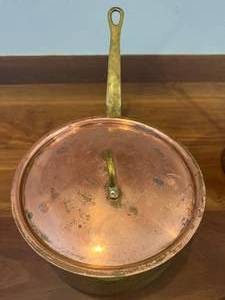 lot 31 image: WOW VINTAGE 2 COPPER SAUCEPANS WITH BRASS HANDLE (1 WITH COPPER INSIDE & LID) and CALPHALON NSF 8.5 WOK PAN