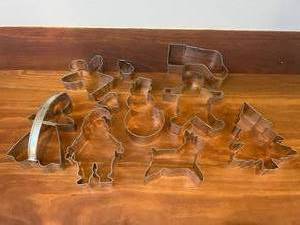 lot 39 image: WOW HUGE ASSORTED SET OF VINTAGE & ANTIQUE COOKIES CUTTERS
