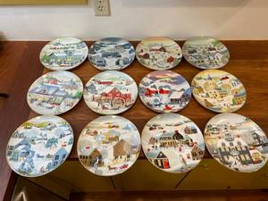 lot 71 image: WOW World Book 1980 Annual Christmas Plate Series Paintings by Betsey Bates - Rare Set Of 12 - Only 1 Has A Small Chip