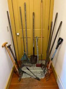 lot 74 image: Various Lot of Lawn Clean-Up Utility Tools