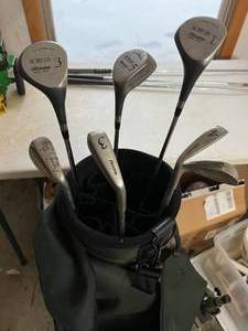lot 121 image: Set OF NICE Golf bag and clubs. Comes with Cover and a pocket full of balls. 