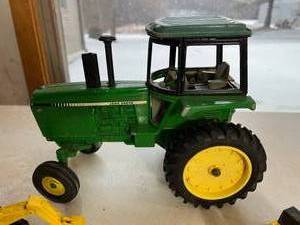 lot 124 image: Vintage John Deere Toy Tractors