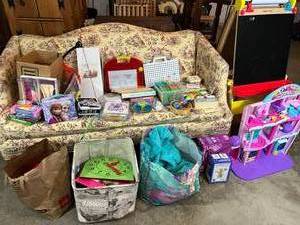 lot 129 image: WOW HUGE LOT OF TOYS, GAMES, CRAFTS, DOLL HOUSE, EASEL, MUSICAL INSTRUMENTS & MORE - SOME VINTAGE