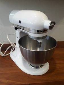 lot 34 image: WOW KitchenAid Stand up Mixer with Bowl and Attachments #2 - Great Working Condition