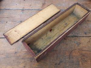 lot 141 image: Antique old small box. Looks great.