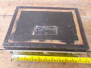 lot 86 image: Interesting Vintage Metal Cash Box