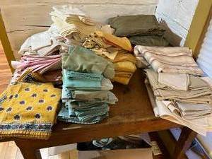 lot 146 image: VNTAGE LARGE LOT NAPKINS & HAND KITCHEN TOWELS