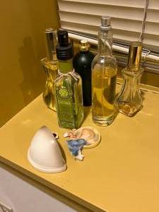 lot 43 image: LOT OF COLOGNES ETC - WITH LARGE BOTTLE OF VINTAGE GIORGIO OF BEVERLY HILLS COLOGNE