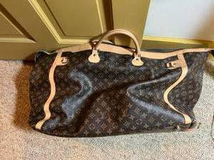 lot 159 image: WOWOW VINTAGE AUTHENTIC LARGE LOUIS VUITTON TRAVEL BAG - NEEDS MINOR REPAIR SHOWN IN PICS