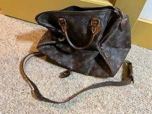 lot 165 image: Wow Another Fantastic Louis Vuitton Purse - Needs Repair Shown In Pics